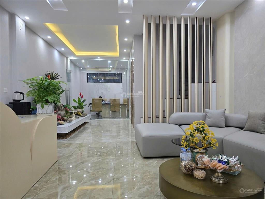 Tôi bán nhà mặt ngõ hoàng cầu, ô tô tránh, vỉa hè 2 bên, kd tốt, nhà xây ở rất tâm huyết, 65m2*6t