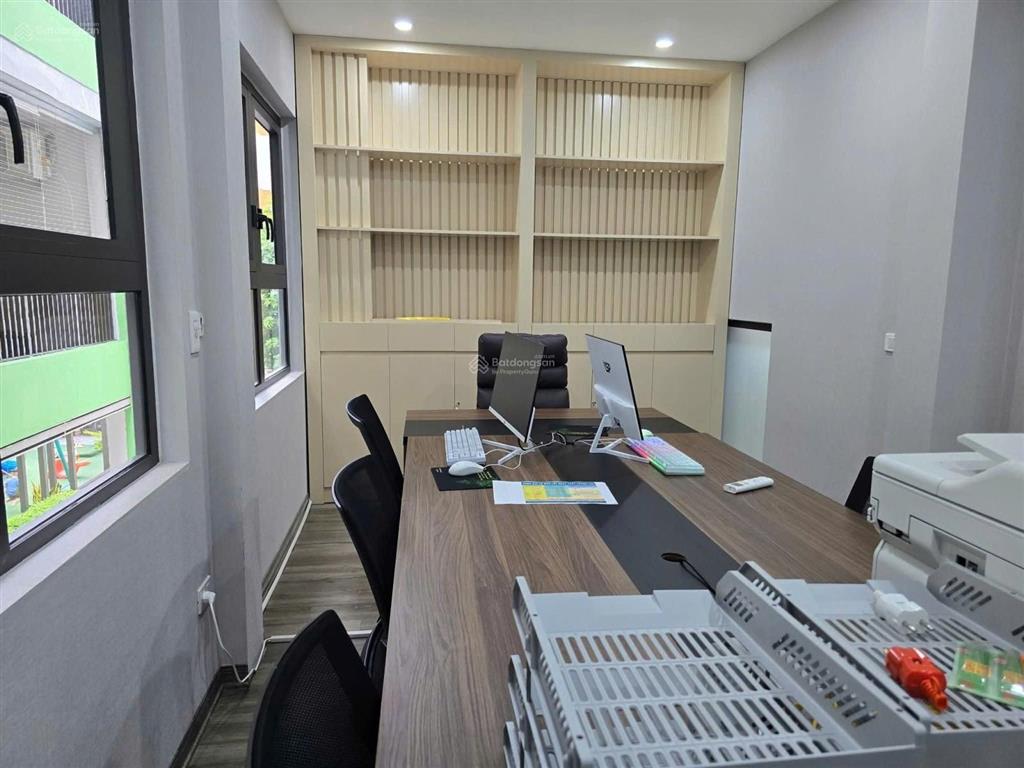 Tôi bán nhà mặt ngõ hoàng cầu, ô tô tránh, vỉa hè 2 bên, kd tốt, nhà xây ở rất tâm huyết, 65m2*6t