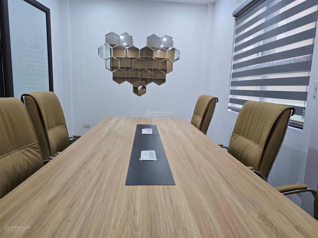 Tôi bán nhà mặt ngõ hoàng cầu, ô tô tránh, vỉa hè 2 bên, kd tốt, nhà xây ở rất tâm huyết, 65m2*6t