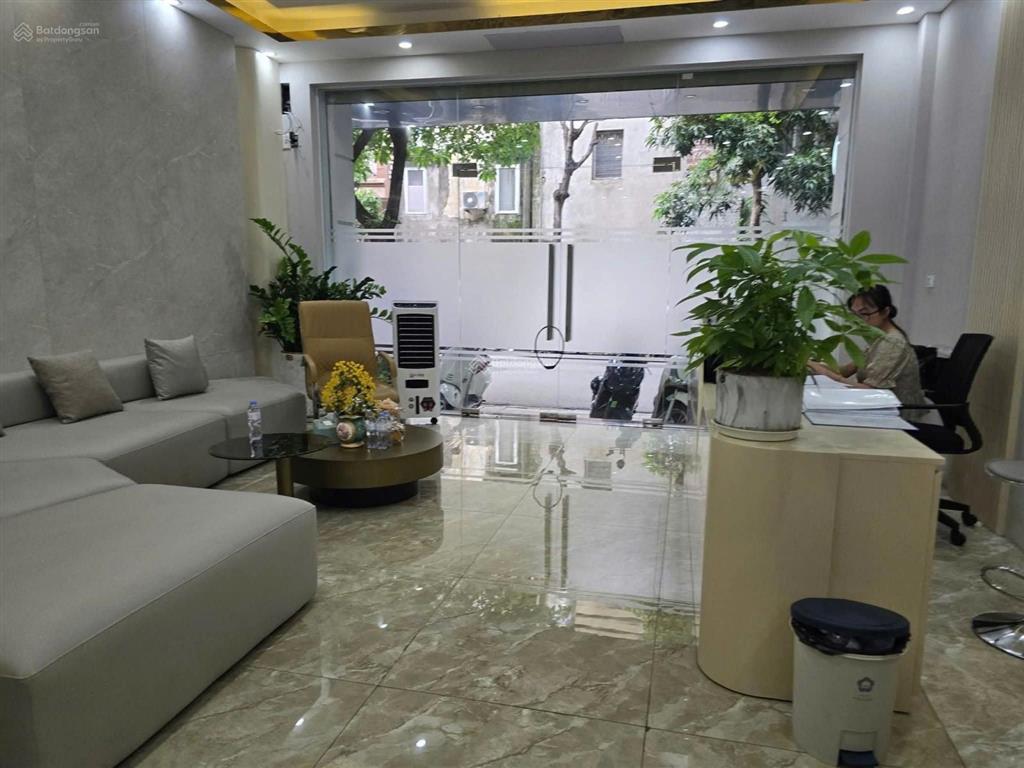Tôi bán nhà mặt ngõ hoàng cầu, ô tô tránh, vỉa hè 2 bên, kd tốt, nhà xây ở rất tâm huyết, 65m2*6t