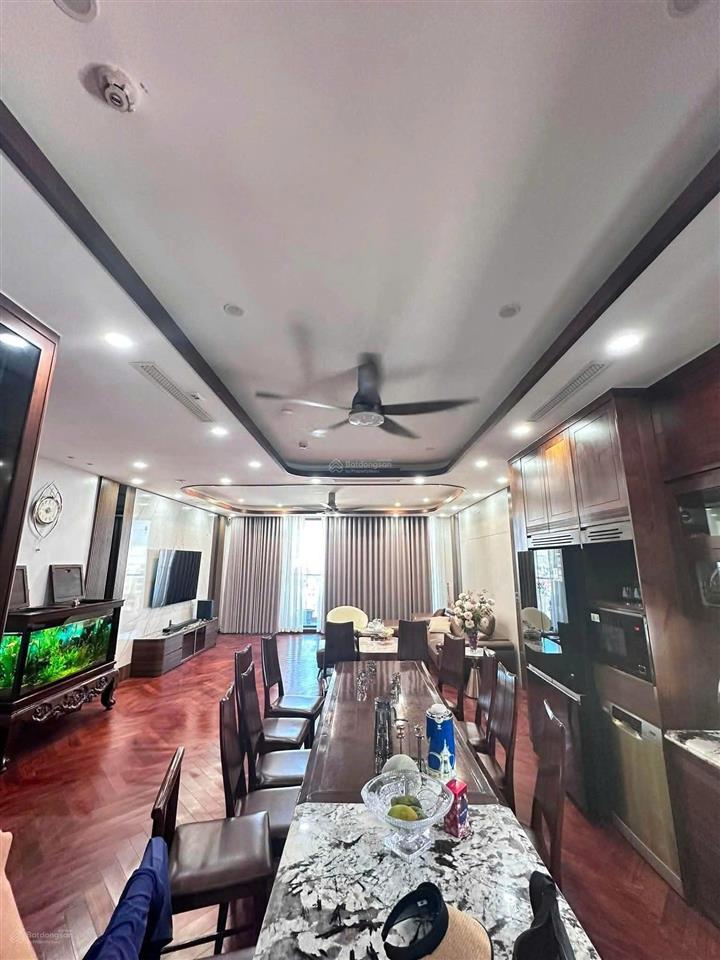 Có 102! mặt phố hoàng cầu, ôtô tránh vỉa hè 3m, mặt tiền 5m, kd đỉnh 60m*9t thang máy, dt 1.5tỷ/năm
