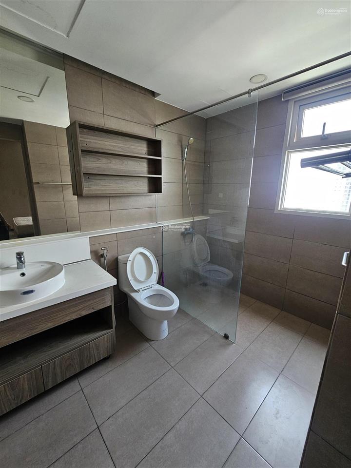Nhà trống sẵn, view hồ bơi, căn 105 m2, giá thuê chỉ 12.5 triệu, căn hiếm view quận 1 cho thuê