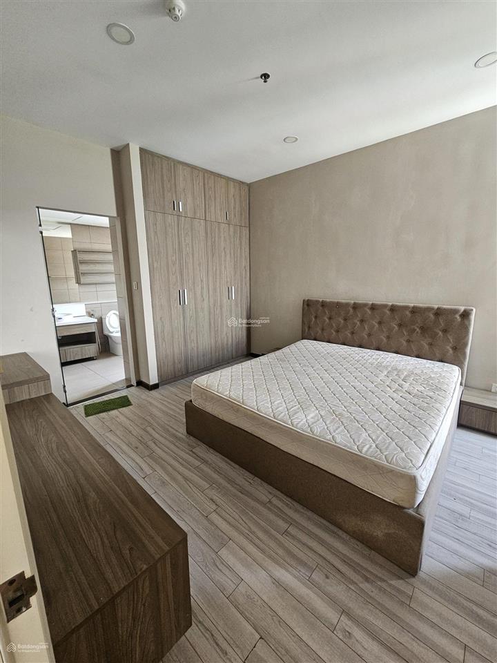 Nhà trống sẵn, view hồ bơi, căn 105 m2, giá thuê chỉ 12.5 triệu, căn hiếm view quận 1 cho thuê