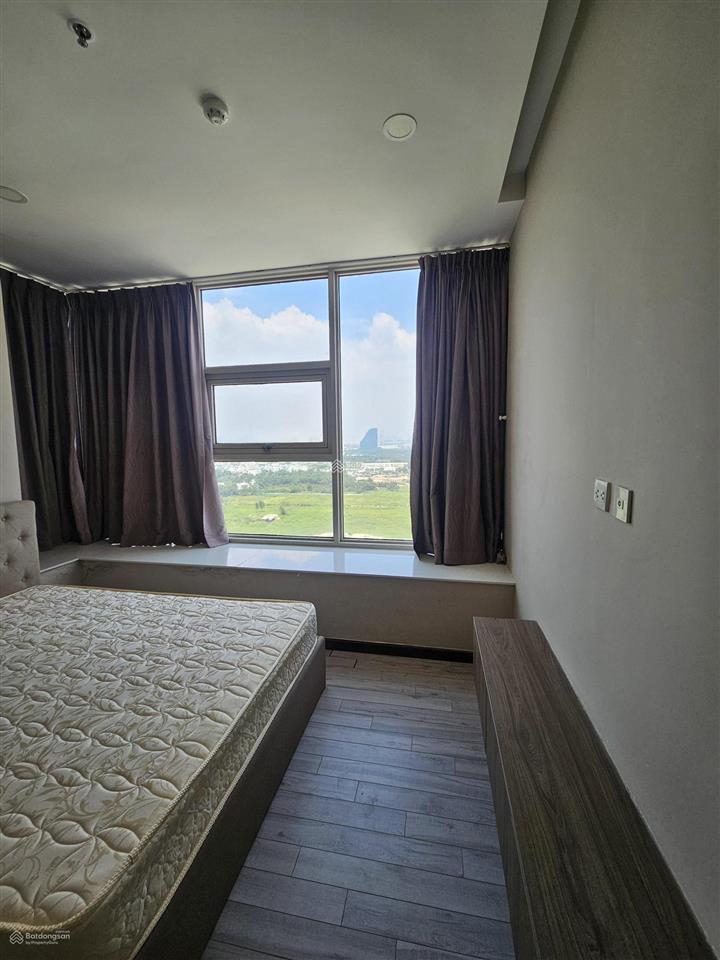 Nhà trống sẵn, view hồ bơi, căn 105 m2, giá thuê chỉ 12.5 triệu, căn hiếm view quận 1 cho thuê