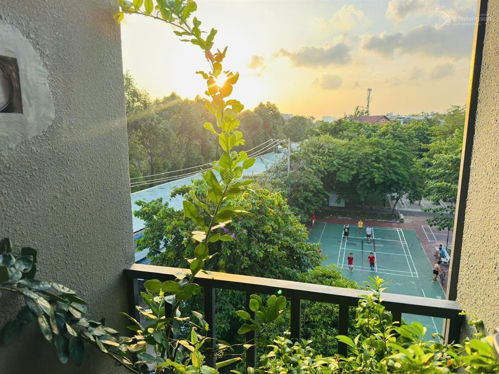 Căn hộ ban công view hồ thoáng mát cạnh công viên