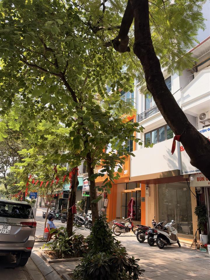 Chính chủ gửi bán nhà mặt phố trích sài, mặt tiền rộng, view trực diện hồ tây