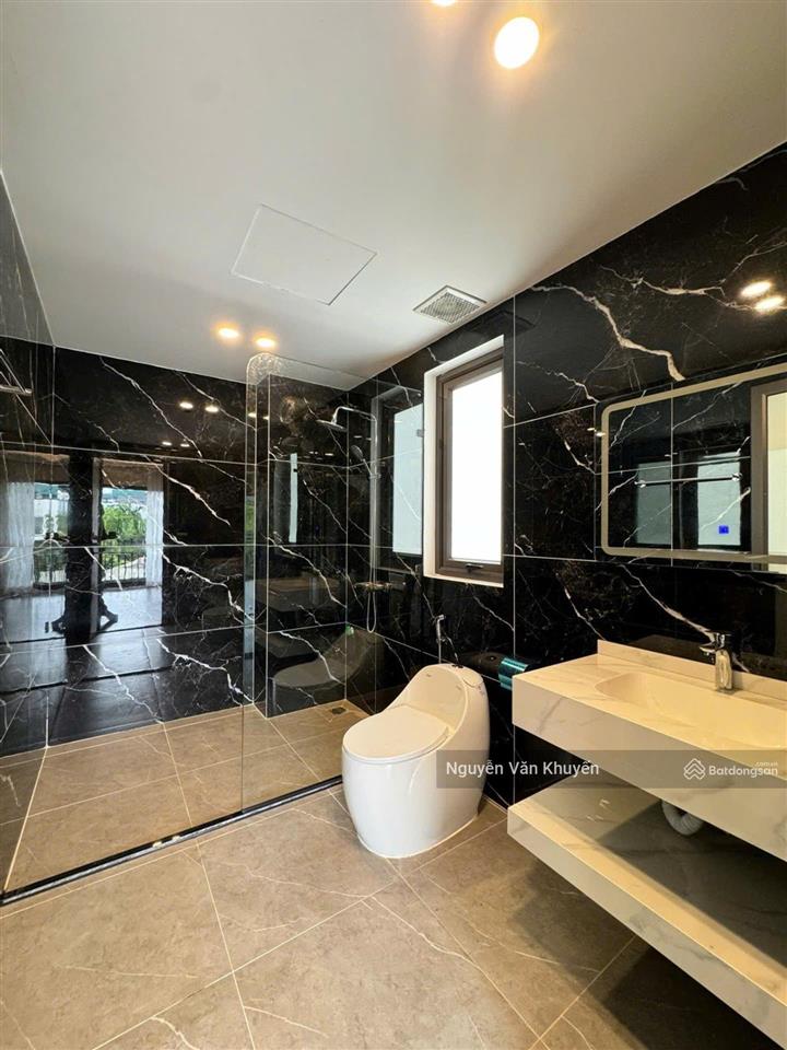 Hạ chào! bán gấp nhà nguyễn văn cừ 65m2, 8 tầng thang máy, gara 2 xe 7 chỗ, full đồ rất đẹp