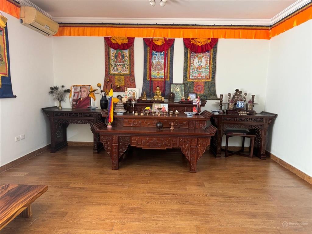 Bán biệt thự mặt phố ngọc thụy 136m2, mặt tiền 7.3m, nội thất gỗ cao cấp, đang cho thuê giá cao.