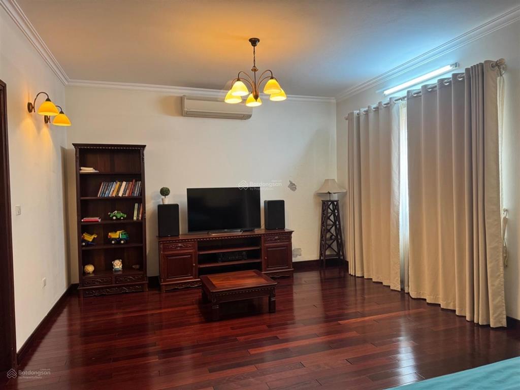 Bán biệt thự mặt phố ngọc thụy 136m2, mặt tiền 7.3m, nội thất gỗ cao cấp, đang cho thuê giá cao.