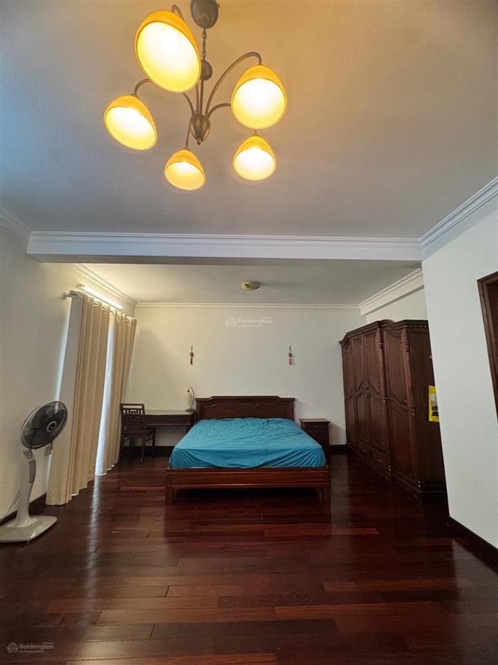 Bán biệt thự mặt phố ngọc thụy 136m2, mặt tiền 7.3m, nội thất gỗ cao cấp, đang cho thuê giá cao.