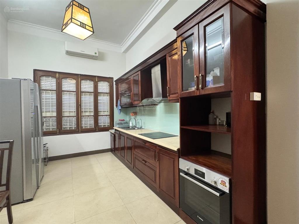 Bán biệt thự mặt phố ngọc thụy 136m2, mặt tiền 7.3m, nội thất gỗ cao cấp, đang cho thuê giá cao.