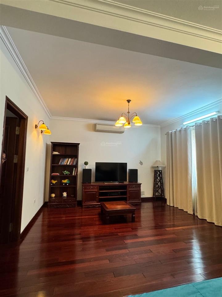 Bán biệt thự mặt phố ngọc thụy 136m2, mặt tiền 7.3m, nội thất gỗ cao cấp, đang cho thuê giá cao.