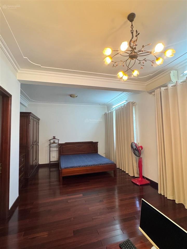 Bán biệt thự mặt phố ngọc thụy 136m2, mặt tiền 7.3m, nội thất gỗ cao cấp, đang cho thuê giá cao.