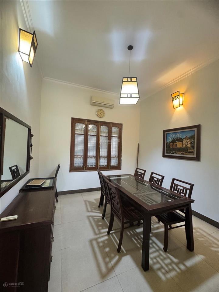 Bán biệt thự mặt phố ngọc thụy 136m2, mặt tiền 7.3m, nội thất gỗ cao cấp, đang cho thuê giá cao.