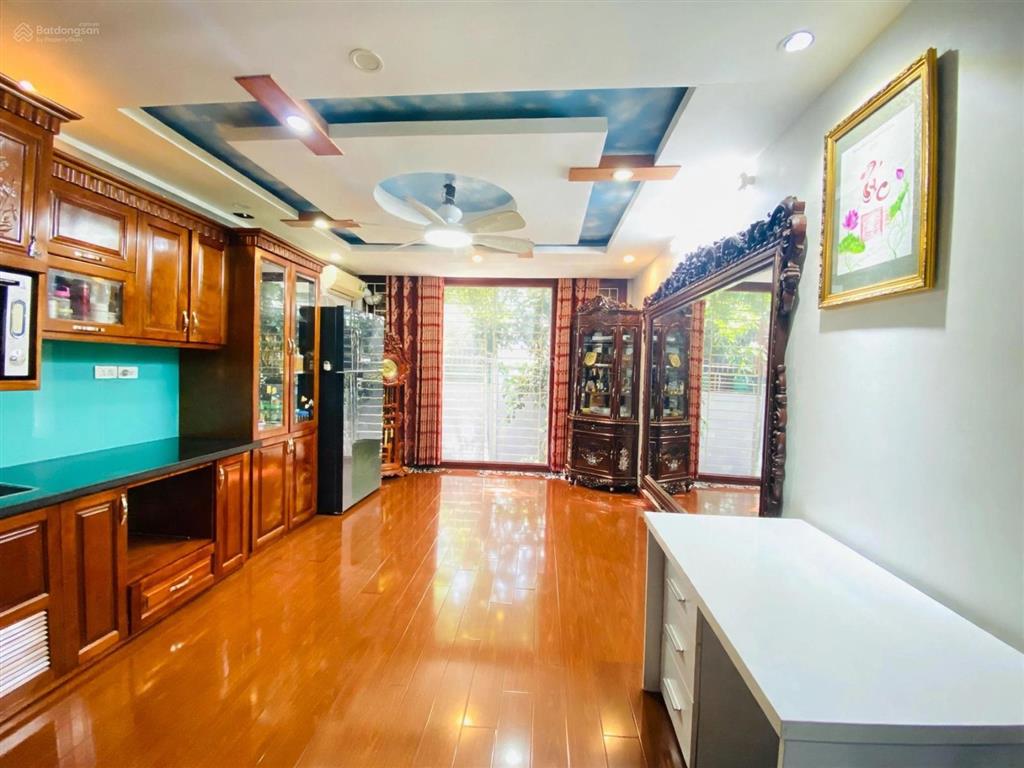 Bán nhà mặt ngõ việt hưng 5 tầng, 41m2, ô tô 7 chỗ đỗ cửa, nội thất gỗ lim, 8.5 tỷ