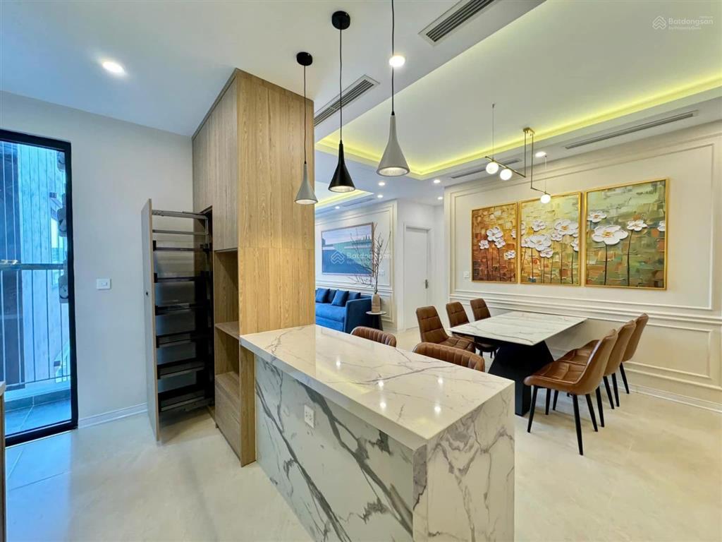 Căn 2 ngủ ( sẵn sổ đỏ ) view bao trọn hồ diện tích 66m ,full nội thất ,tầng trung đẹp  giá 5.2 tỷ