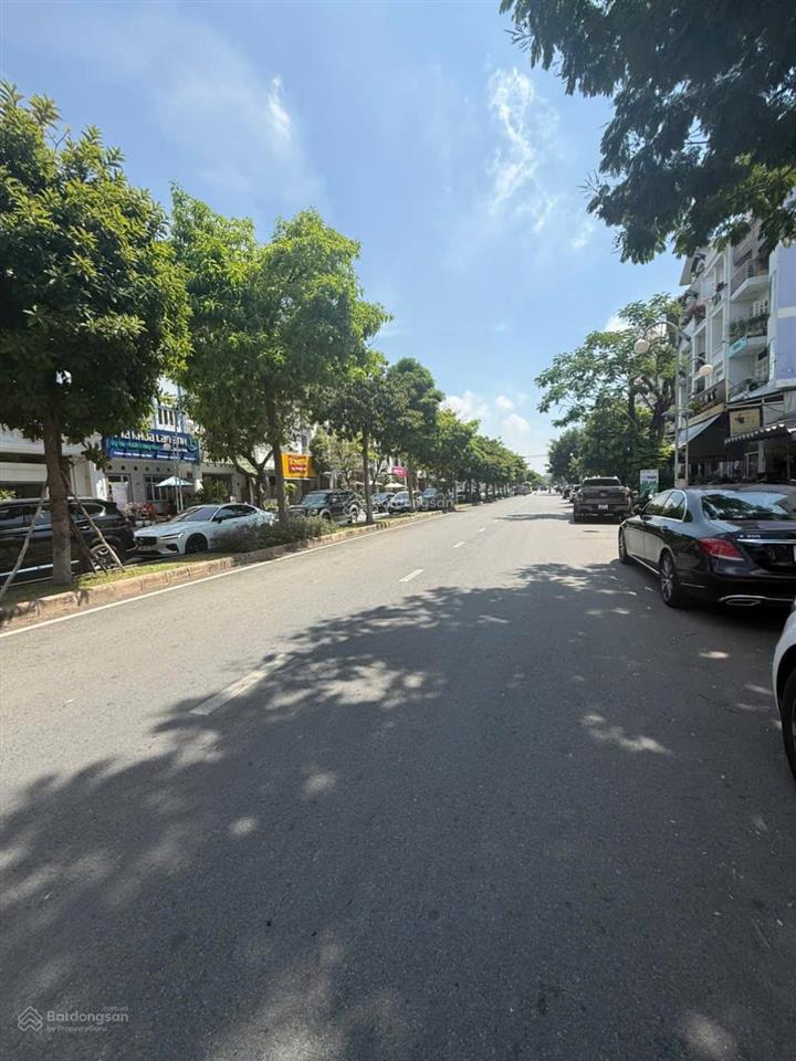 Bán nhà phố kinh doanh khu hưng gia, hưng phước phú mỹ hưng có 11p chdv có thang máy, giá 28,5 tỷ
