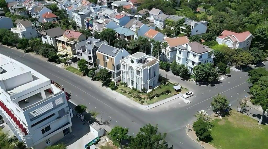 Bán nhà biệt thự căn góc công viên nam thông 1,đường lớn số 22 phú mỹ hưng ,dt198m2 giá 65 tỷ.sh