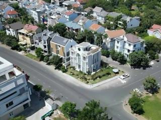 Bán nhà biệt thự căn góc công viên nam thông1, đường lớn số 22 phú mỹ hưng ,dt198m2 giá 68 tỷ.sh