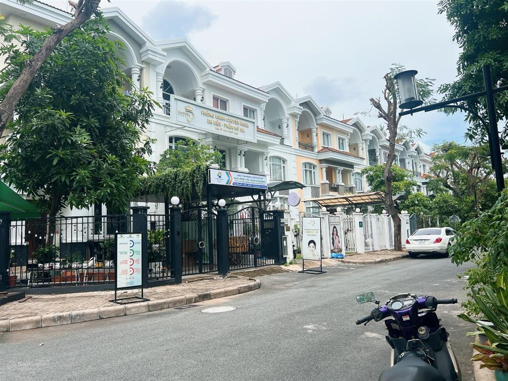 Bán biệt thự căn góc 2 mặt tiền đường, khu trung tâm phú mỹ hưng, quận 7, dt 9,2*18m, giá 55 tỷ