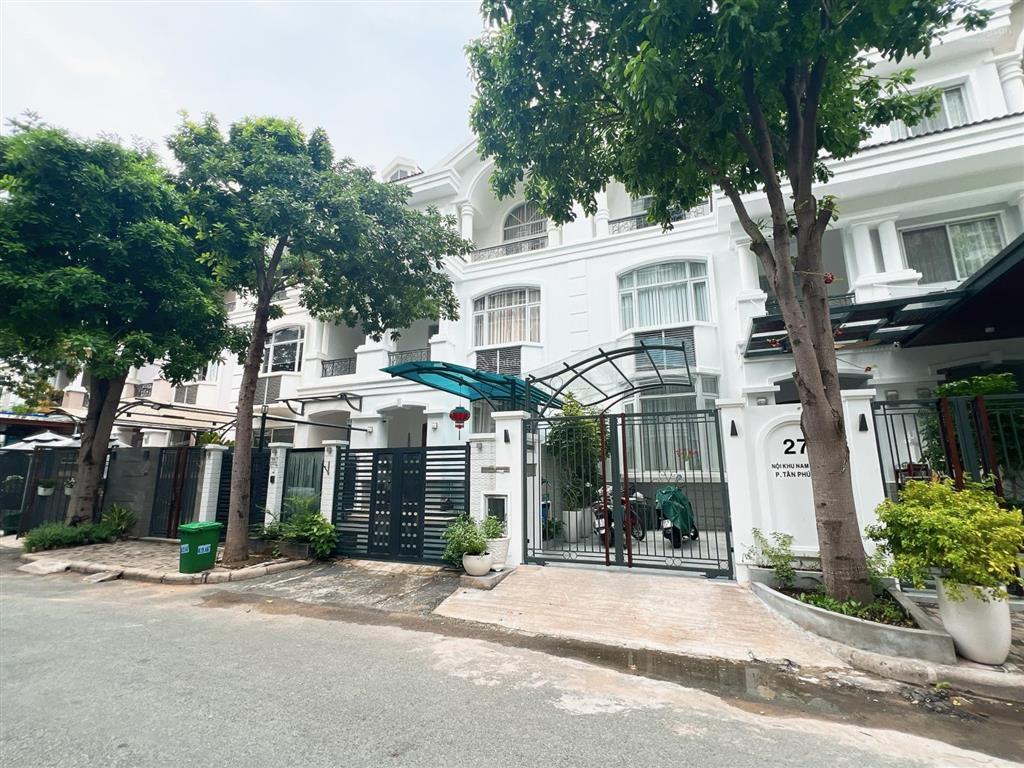 Bán biệt thự căn góc 2 mặt tiền đường, khu trung tâm phú mỹ hưng, quận 7, dt 9,2*18m, giá 55 tỷ