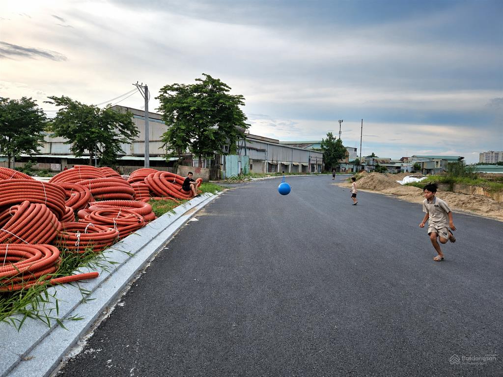 Đất đẹp đường 12m  nguyễn văn quá  đông hưng thuận