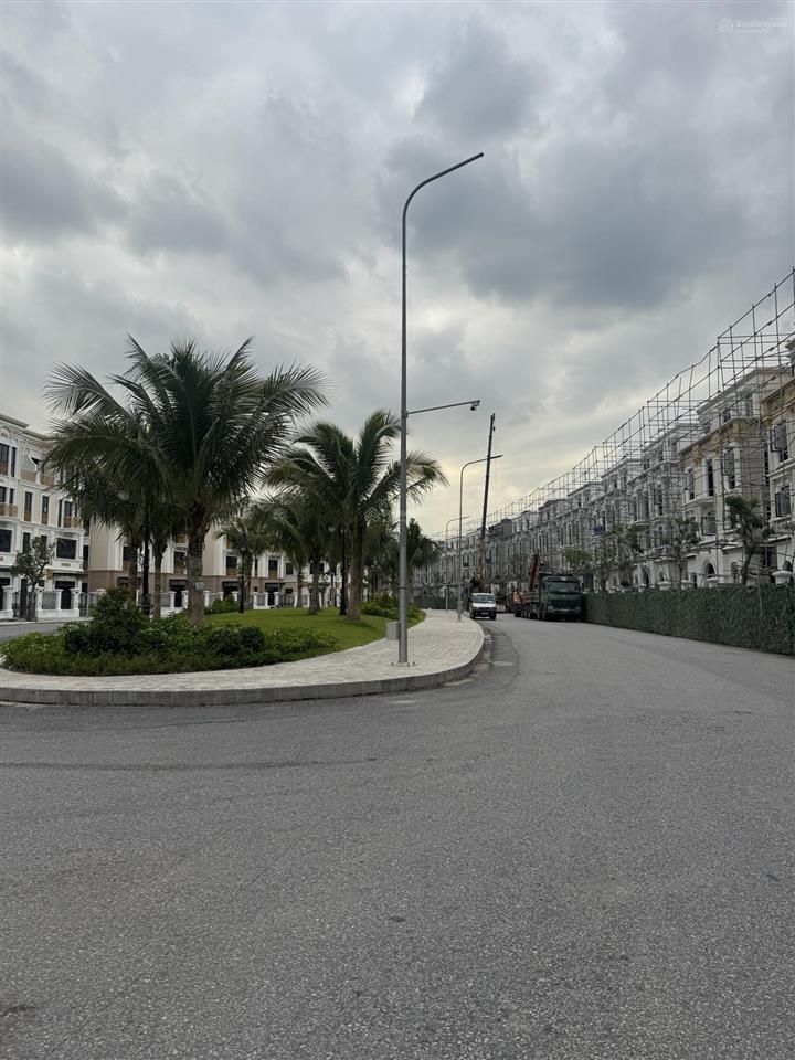 Song lập hoàng gia hg250 viu cây xanh ngay đầu vào nội khu