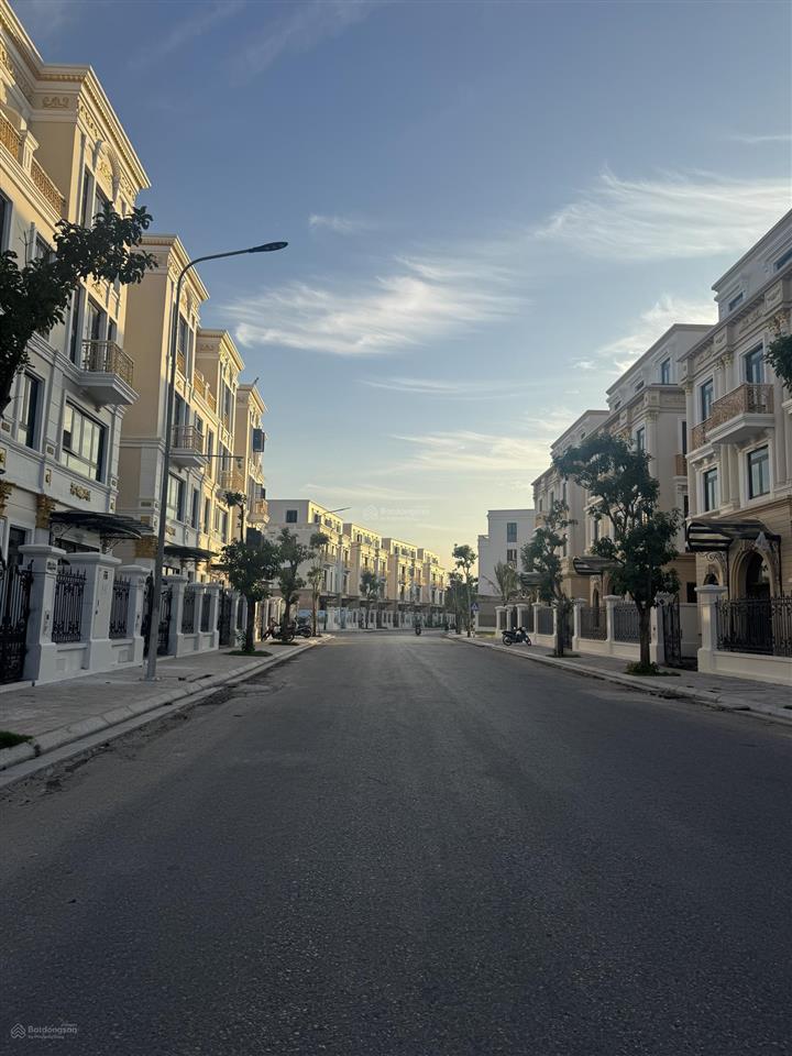 Chuyển nhượng hoàng gia 180m2 view biển sau nhà giá 16 tỷ