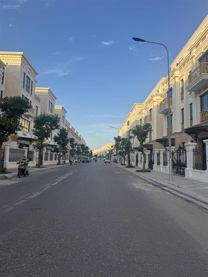 Chuyển nhượng hoàng gia 180m2 view biển sau nhà giá 16 tỷ