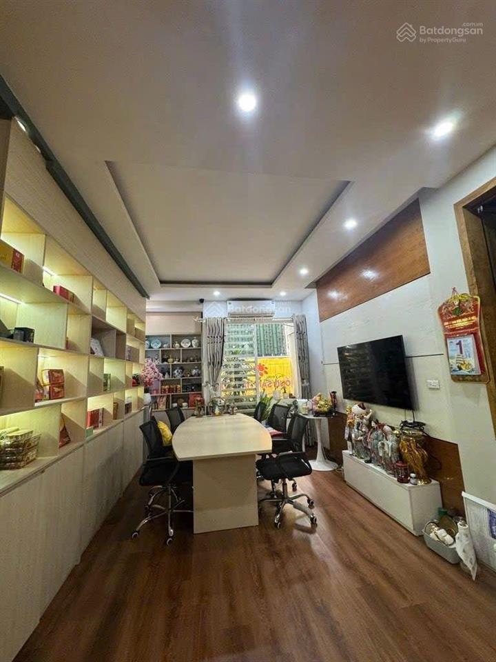 Bán nhà ngọc khánh  hơn 30 tỷ  dt 75m, mặt tiền 6m, kinh doanh, vỉa hè, ô tô tránh