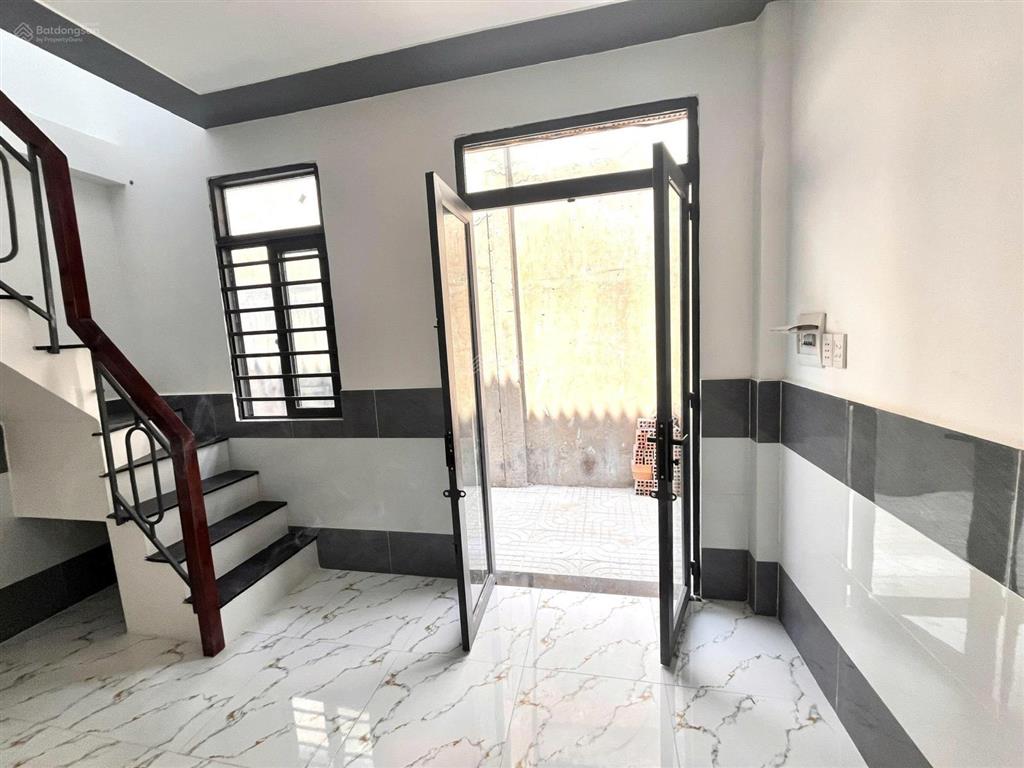 Căn nhà nhỏ đủ ở 1 trệt 1 lầu ngay gần chợ nhị xuân hóc môn, đường oto vào tận hẻm, shr