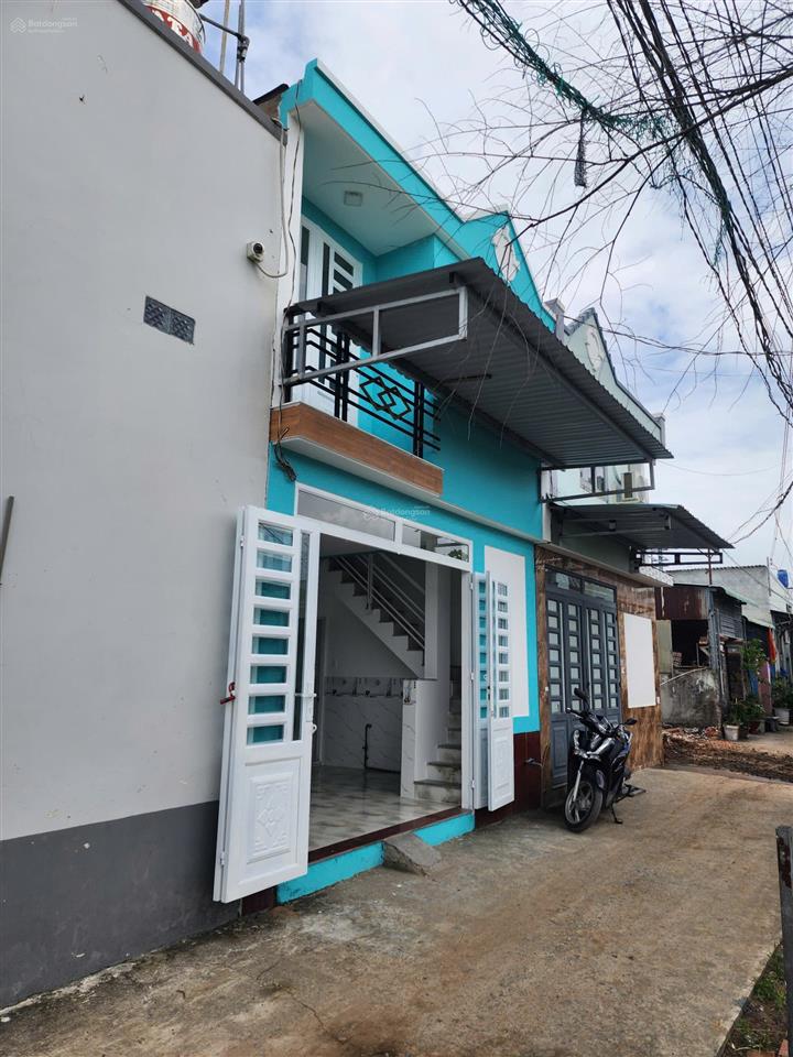 Nhà cấp 4 gác lửng ngay chợ, hóc môn, 4x7 nhà đẹp, đường ô tô vào tận ngõ, 450tr hỗ trợ vay