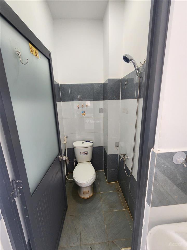 Căn nhà nhỏ 430tr, 4x6m 1 trệt 1 lầu, như hình 100% kdc đông, gần chợ gần bệnh viện