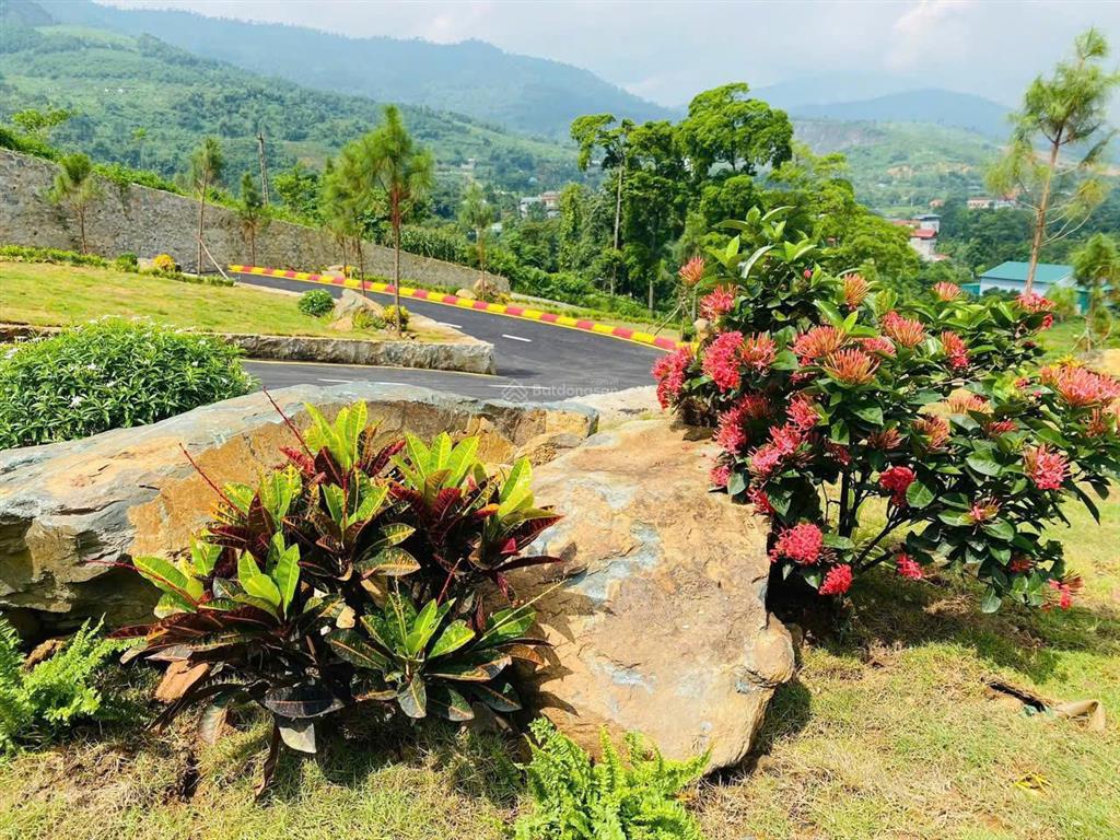 Gia đình em cần tiền cắt bán 320m2 khu làng hà nội, mặt đường nhựa 14m vuông vắn siêu đẹp, giá rẻ