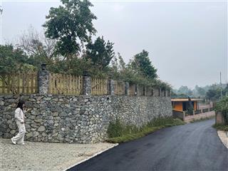 Gia đình em cần tiền cắt bán 320m2 khu làng hà nội, mặt đường nhựa 14m vuông vắn siêu đẹp, giá rẻ