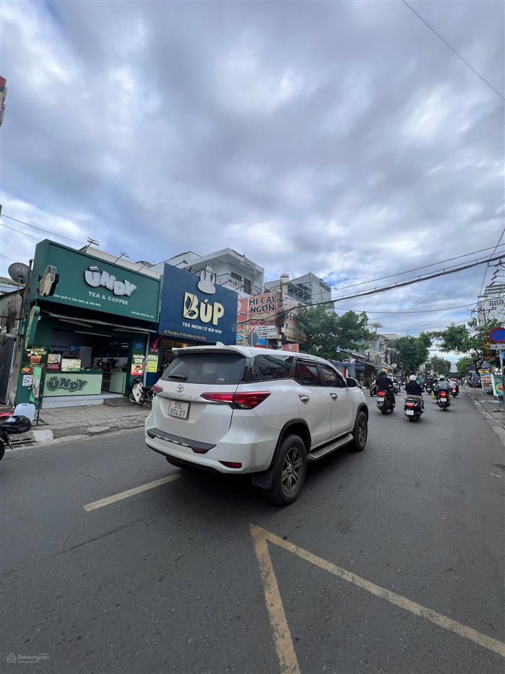 Khách sạn mtkd tân quý siêu vị trí. dt5x20m=100m2. 6 tấm. giá 18.9 tỷ