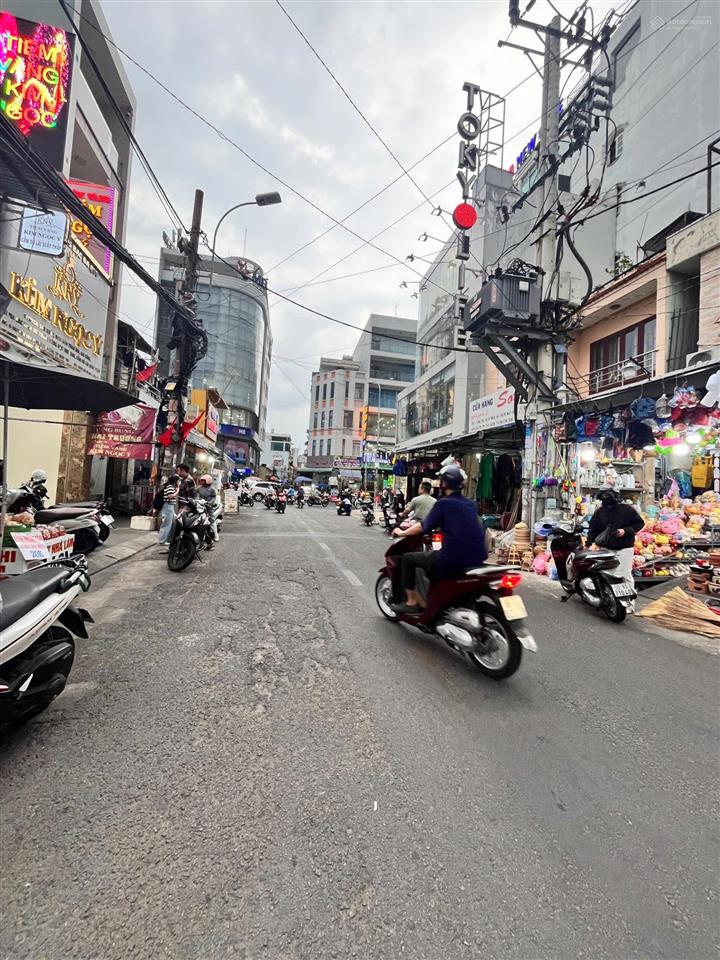2 mtkd nguyễn súy vị trí đẹp nhất. dt đẹp 5x26m=130m2. giá 28 tỷ