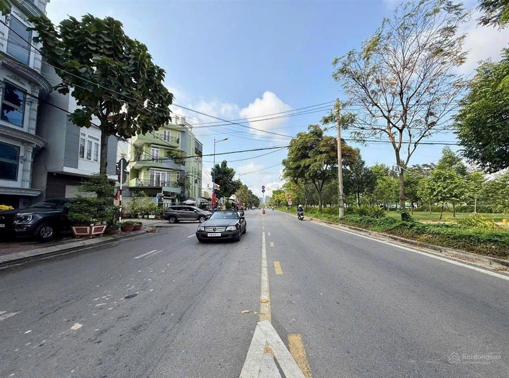 Vị trí đỉnh góc 2mt ngay ga metro mặt tiền xa lộ hà nội, thủ đức314m2(hầm+6 tầng)30 tỷ.