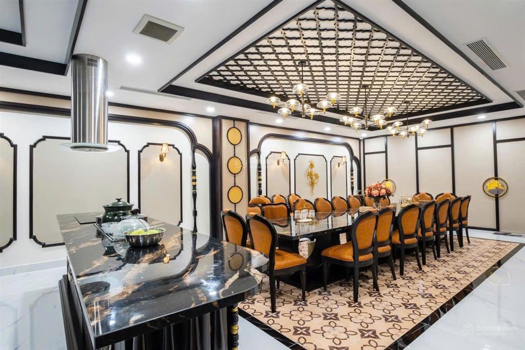 Bán biệt thự sân vườn 1.000m2 sát khu thể thao rạch chiếc thủ đức tặng toàn bộ nội thất cao cấp.