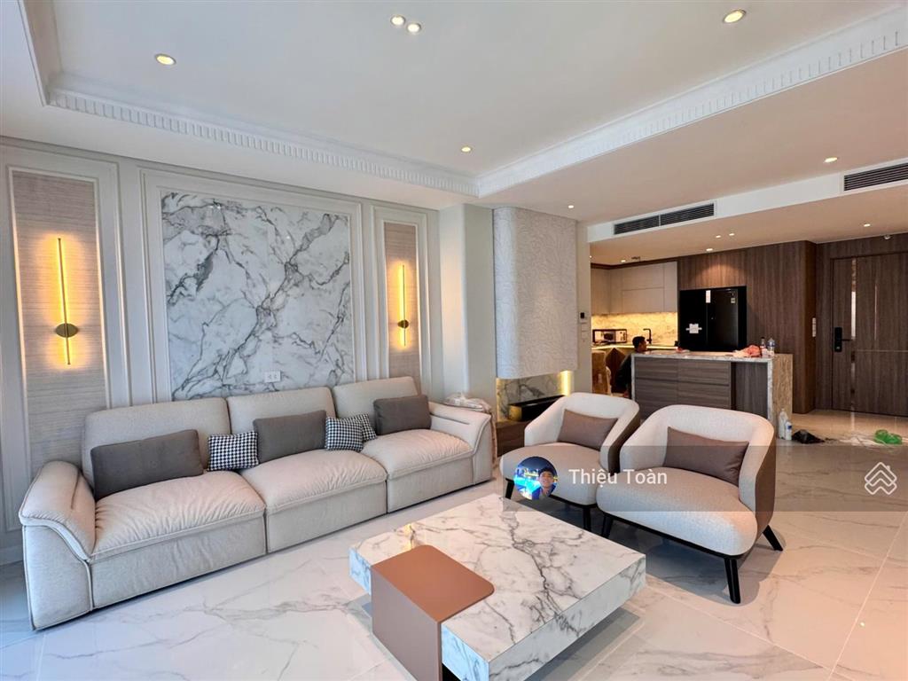 Cần cho thuê căn chung cư vinhomes metropolis  120m2, 3 ngủ, tầng cao, căn góc, có slot ôtô