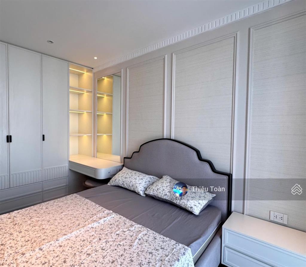 Cần cho thuê căn chung cư vinhomes metropolis  120m2, 3 ngủ, tầng cao, căn góc, có slot ôtô