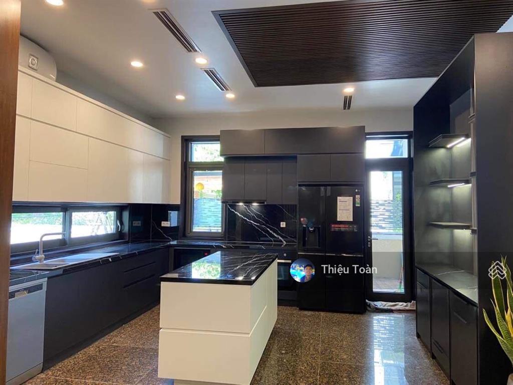 Cho thuê biệt thự khu h7  starlake, đất 220m2, diện tích xd 100m2, 3 tầng, 1 tum, giá 50tr/th