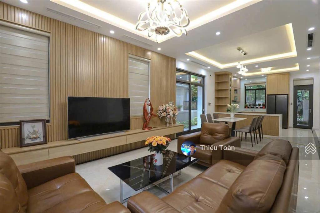 Cho thuê biệt thự khu h11  starlake, diện tích đất 230m2, xd 100m2, 3 tầng, 1 tum, giá 70tr/th