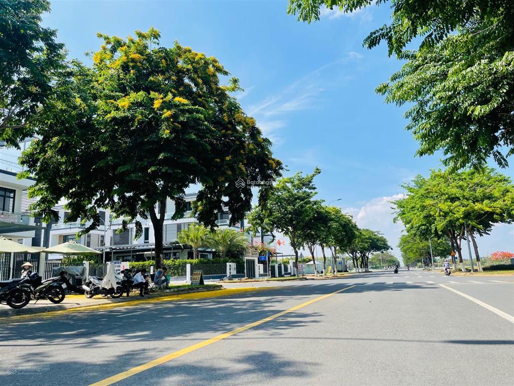 Cần bán lô góc 150m2 đường 30m giá rẻ cách sân bay long thành 10p di chuyển, full thổ cư