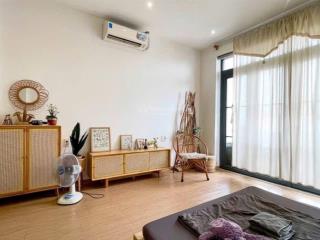 Ban công tone gỗ 35m2 sau the sun avenue / mai chí thọ q2 (full nội thất, giờ tự do)