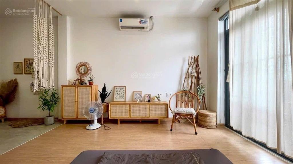 Ban công tone gỗ 35m2 sau the sun avenue / mai chí thọ q2 (full nội thất, giờ tự do)