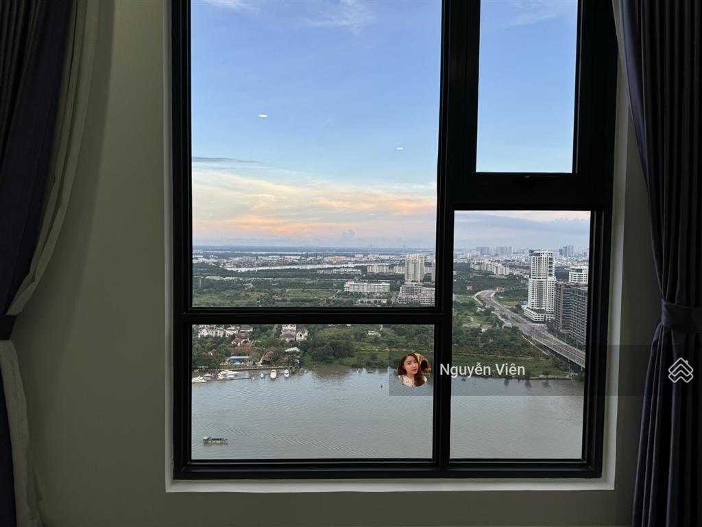 Cạnh vinhomes, căn 3pn + 3 wc trực diện sông, giá 33 triệu/tháng, 136m2