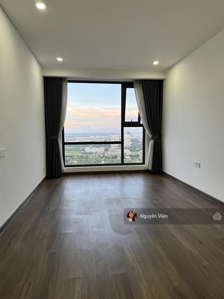 Cạnh vinhomes, căn 3pn + 3 wc trực diện sông, giá 33 triệu/tháng, 136m2