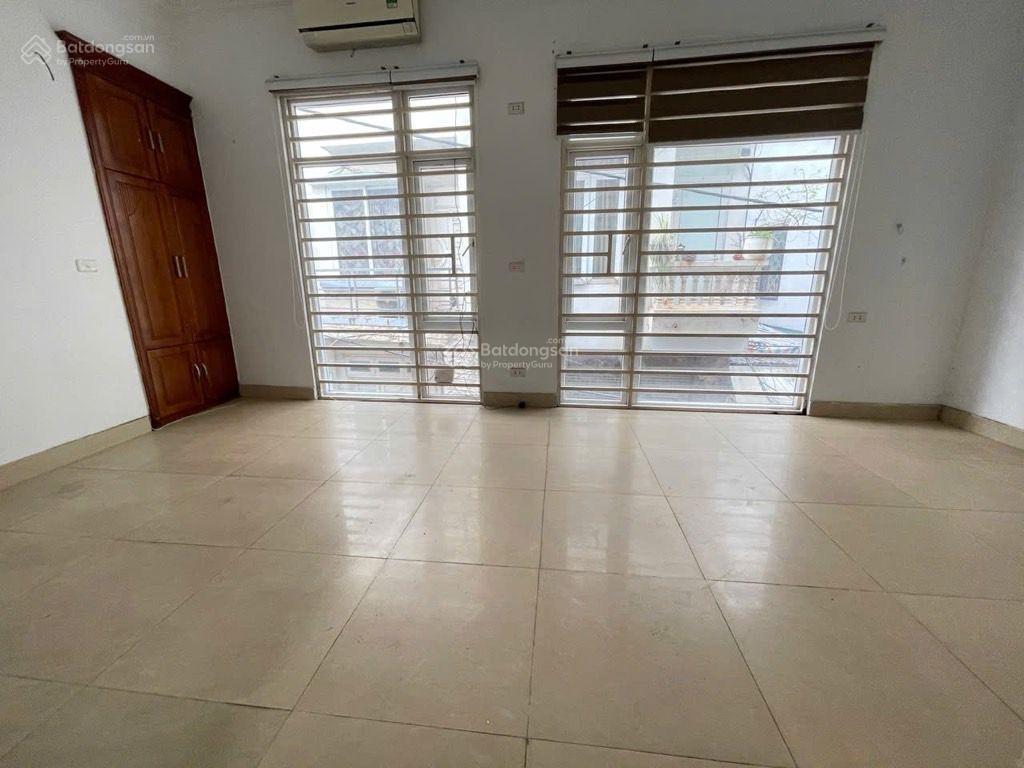 Nhà dân xây bồ đề vị trí đẹp ô tô vào nhà . dân xây chắc chắn.