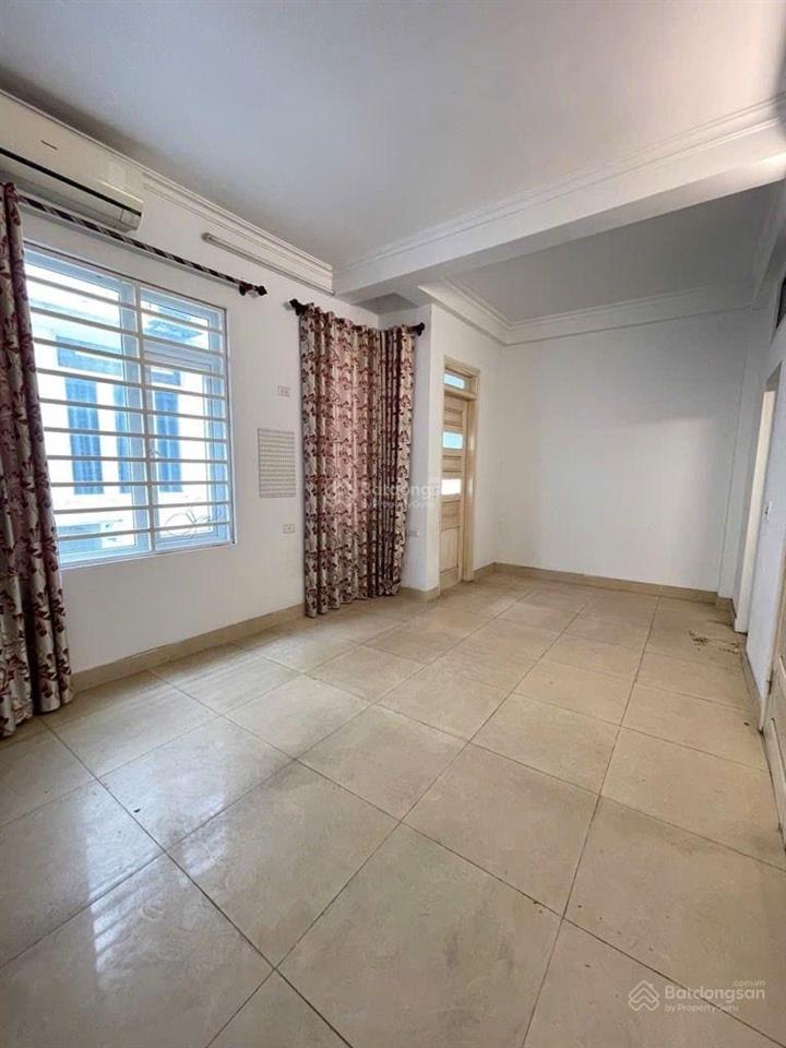 Nhà dân xây bồ đề vị trí đẹp ô tô vào nhà . dân xây chắc chắn.